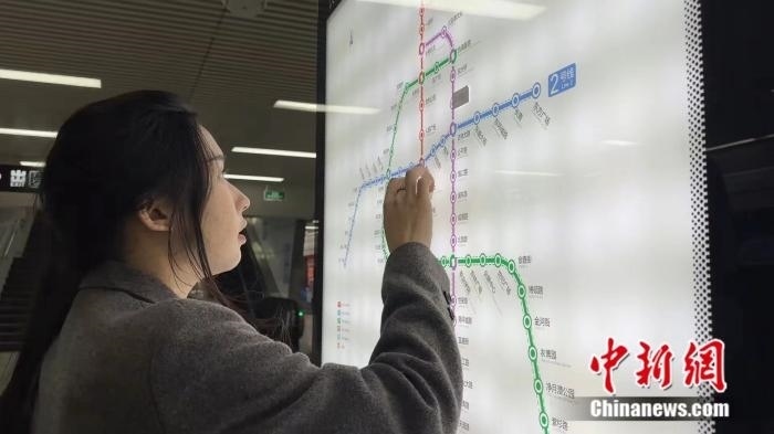 李佳夢正在坐地鐵。呂盛楠 攝