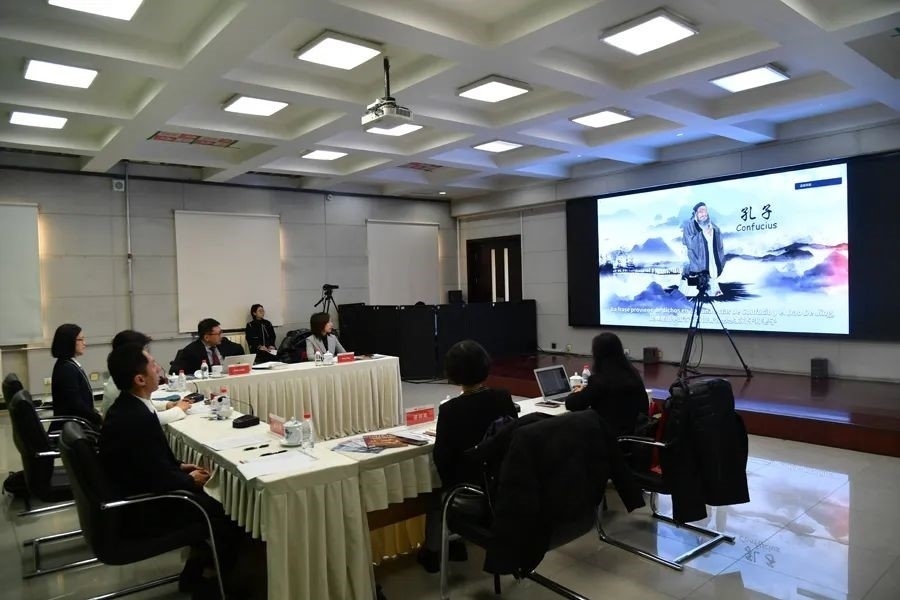 與會嘉賓觀看由美洲中心策劃制作的“一帶一路”主題視頻節(jié)目《習(xí)語用典——大道不孤 眾行致遠》。