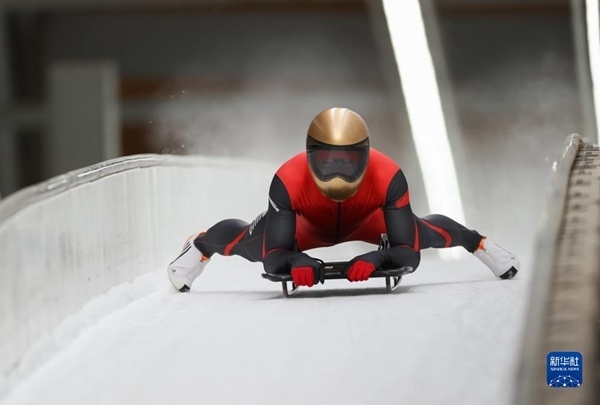 11月25日，天津隊選手閆文港在比賽中抵達終點。新華社記者 王楷焱 攝