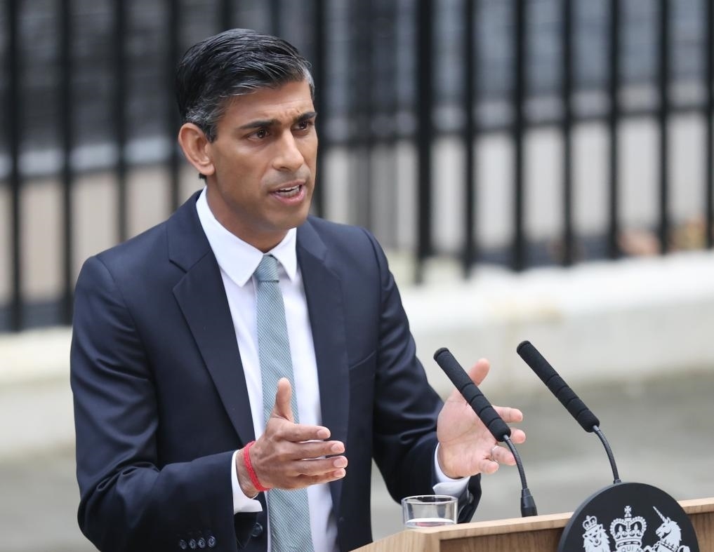 2022年10月25日，里?！ぬK納克在英國(guó)倫敦唐寧街10號(hào)首相府前發(fā)表講話。新華社記者李穎攝