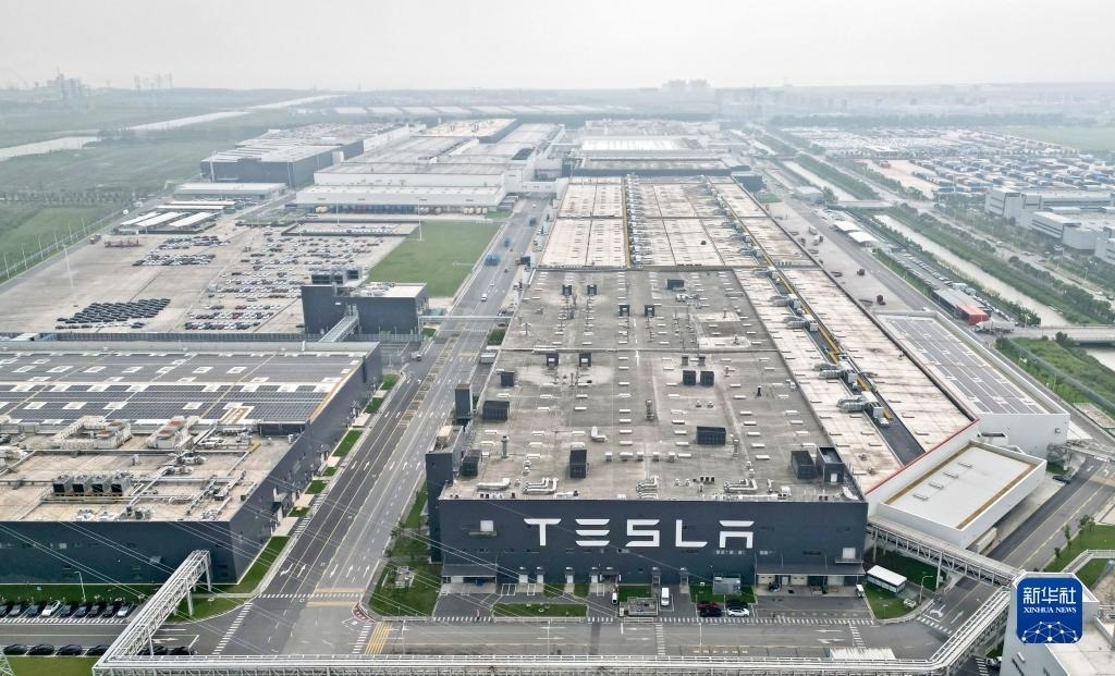 這是在中國（上海）自由貿(mào)易試驗區(qū)臨港新片區(qū)拍攝的特斯拉上海超級工廠（2023年9月26日攝，無人機照片）。新華社記者 劉穎 攝
