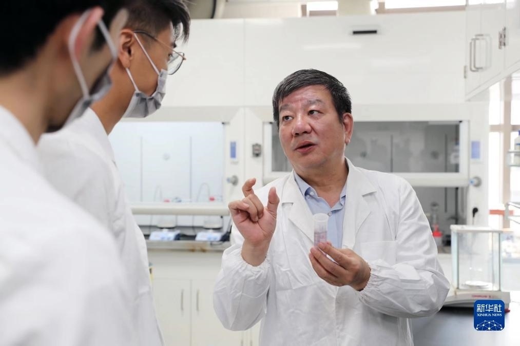 中國科學院院士、國家自然科學獎一等獎得主趙東元在復旦大學實驗室里指導學生（2023年9月2日攝）。新華社記者 劉穎 攝