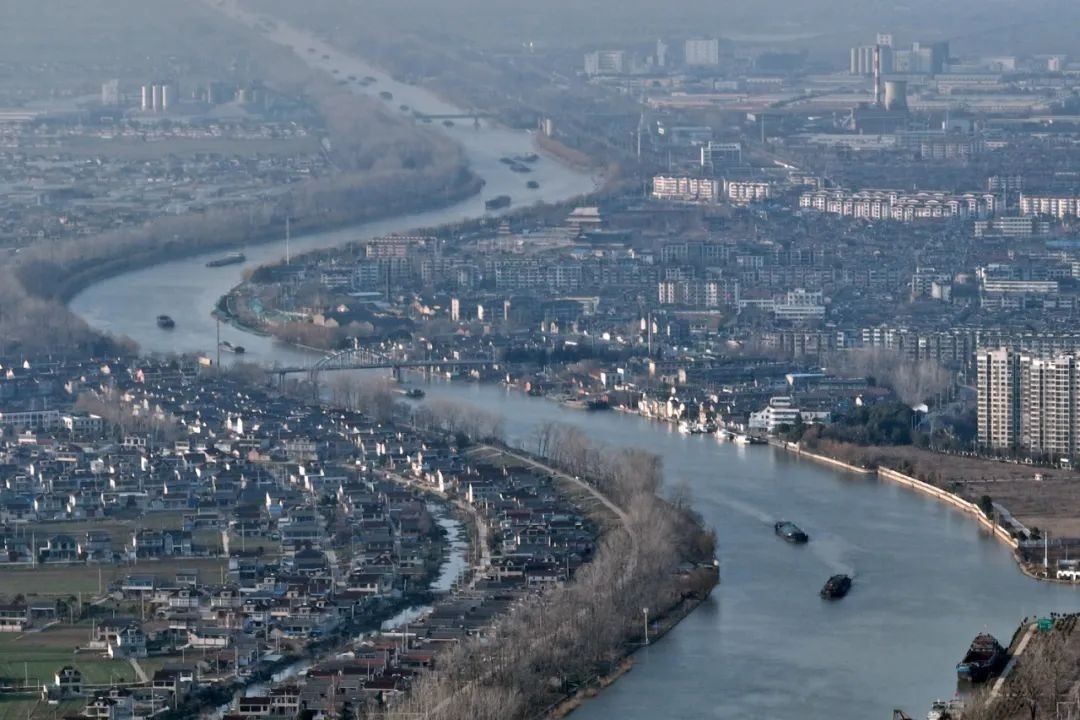 2月16日，貨船行駛在京杭大運(yùn)河江蘇寶應(yīng)段。新華社發(fā)（沈冬兵攝）