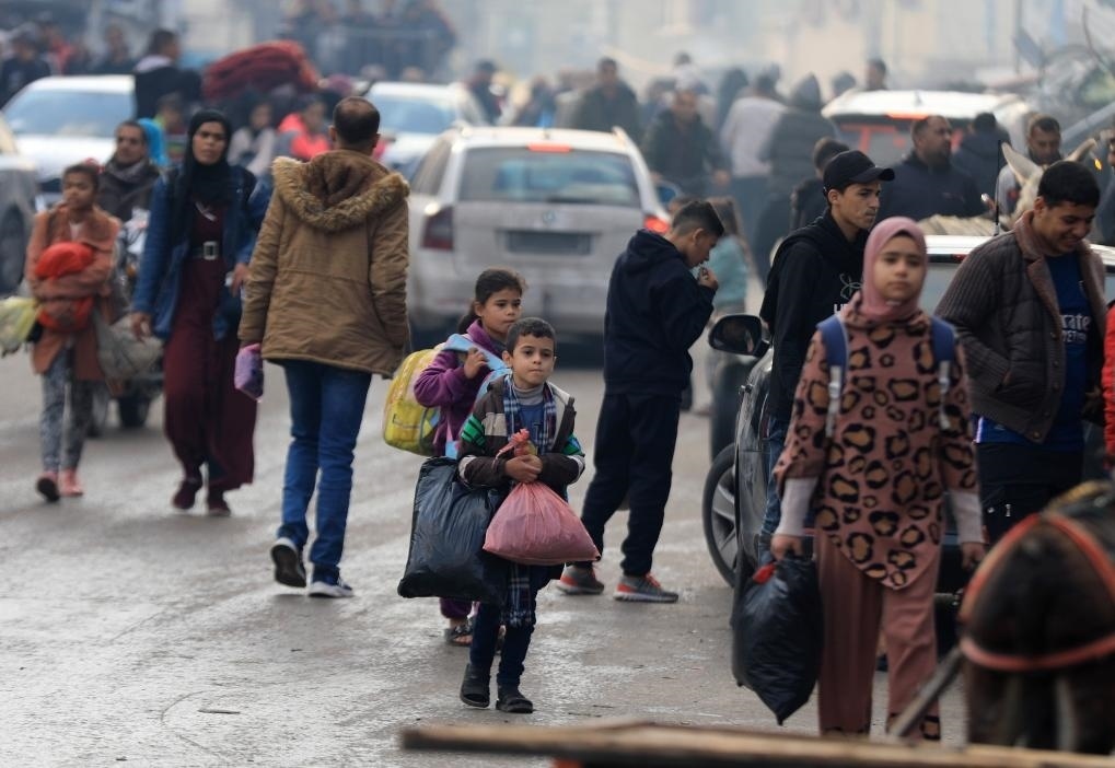 12月1日，在加沙地帶南部城市汗尤尼斯，人們在以軍恢復(fù)軍事行動后逃離家園。新華社發(fā)（亞西爾·庫迪攝）