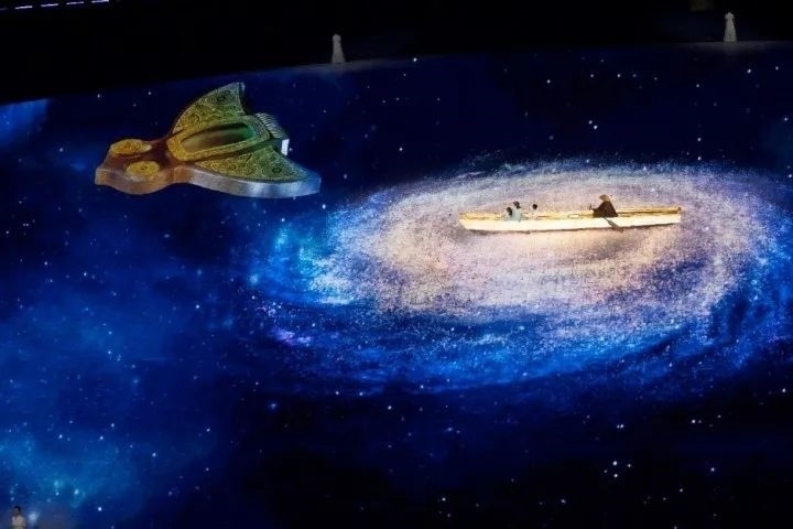 杭州第4屆亞殘運(yùn)會(huì)閉幕式上，吉祥物飛飛幻化回良渚玉鳥(niǎo)的模樣，盤旋于夜色之中。記者 倪雁強(qiáng) 董旭明 攝