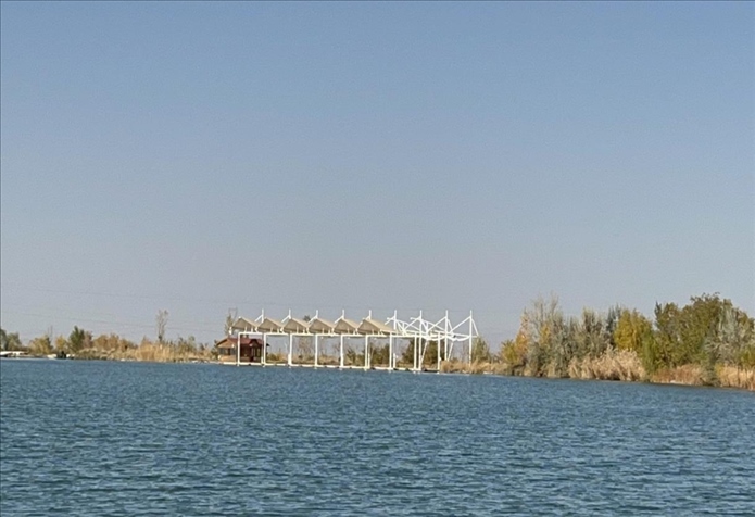 2023年11月1日，督察組拍攝到弱水花海景區(qū)建有人工湖及水上游樂設(shè)施。（中央第四生態(tài)環(huán)境保護(hù)督察組供圖）