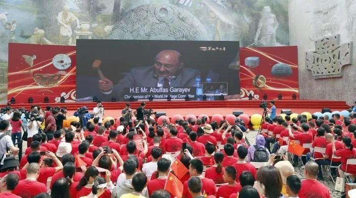 2019年7月6日，杭州市民揮舞國(guó)旗慶祝良渚古城遺址獲準(zhǔn)列入世界遺產(chǎn)名錄。記者 吳煌 倪雁強(qiáng) 攝