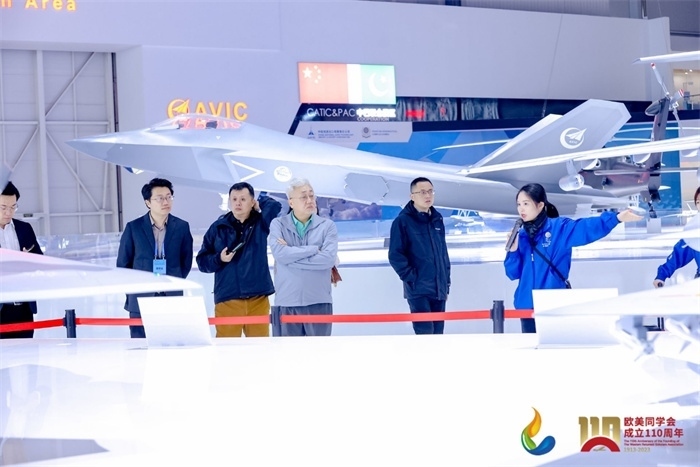 參會(huì)嘉賓和留學(xué)歸國(guó)人員參觀珠海太空中心。主辦方供圖