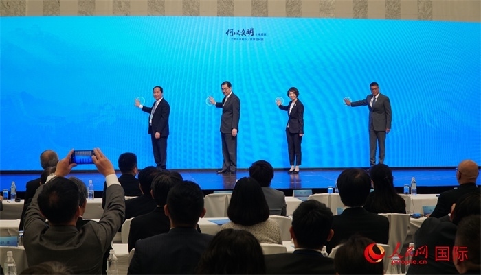 嘉賓共同啟動“何以文明”日本特展體驗(yàn)暨2024年總臺春晚宣介區(qū)。人民網(wǎng) 蔣曉辰攝