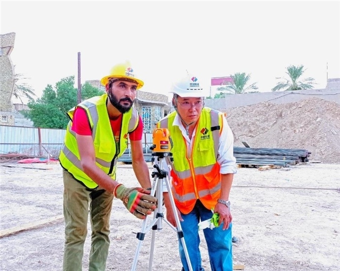 中伊工人在施工中。中國電建供圖