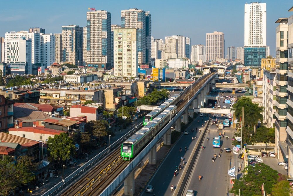 2021年12月1日，在越南首都河內(nèi)，列車在吉靈-河?xùn)|輕軌線上行駛。新華社發(fā)（中鐵六局河內(nèi)輕軌項目部供圖）