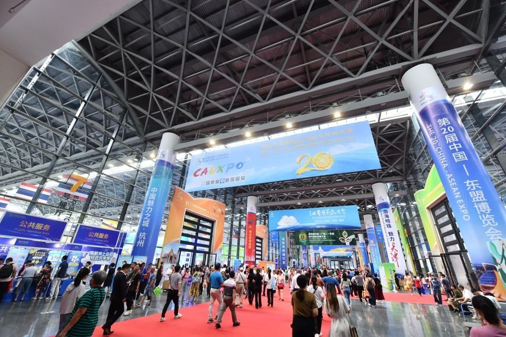 2023年9月18日，參觀者在第二十屆中國—東盟博覽會東盟商品展區(qū)選購商品。新華社記者 黃孝邦 攝