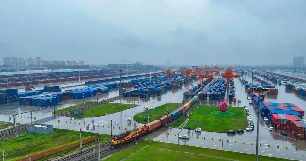 △2023年9月28日，中歐班列長安號第20000列從陜西西安國際港站開出。