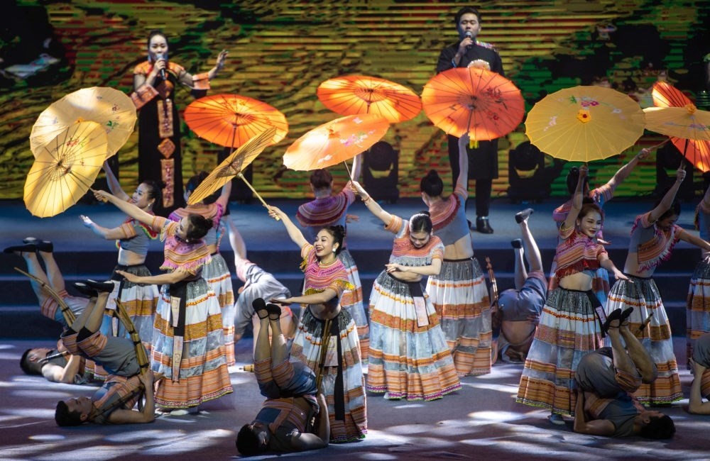 2023年1月18日，以“同心筑厚誼 攜手共發(fā)展”為主題的2023年中越跨國春節(jié)聯(lián)歡晚會在云南省紅河哈尼族彝族自治州河口瑤族自治縣舉行，越南老街省民族藝術(shù)歌舞團的演員在晚會上表演歌舞《漂浮在云端的節(jié)日》。新華社記者 胡超 攝