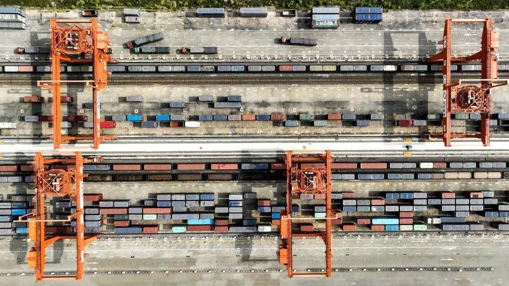 △2023年11月12日，火車在廣西欽州港碼頭裝運集裝箱。