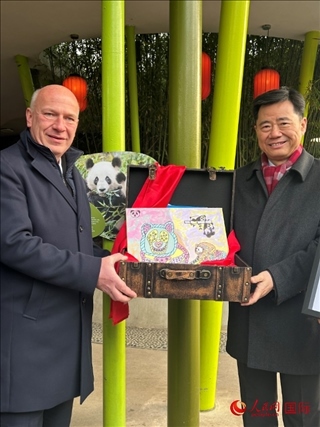 吳墾大使和韋格納市長手捧德國兒童為“夢想”“夢圓”準備的手繪“送別大禮包”。人民網(wǎng)記者 徐馨攝