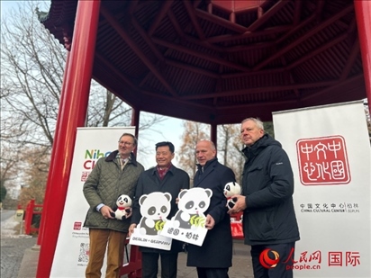 中國文化中心組織的主題活動現(xiàn)場。從左至右依次為柏林動物園園長克尼里姆、中國駐德國大使吳懇、柏林市長韋格納、柏林動物園監(jiān)事會主席布魯克曼。人民網(wǎng)記者 徐馨攝