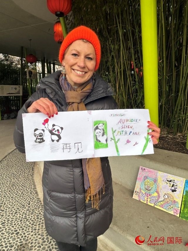 桑德拉和德國小朋友們的作品。右圖寫著“祝福好運，再見 Pit和Paule（“夢想”“夢圓”的德語名字）”。人民網(wǎng)記者 徐馨攝