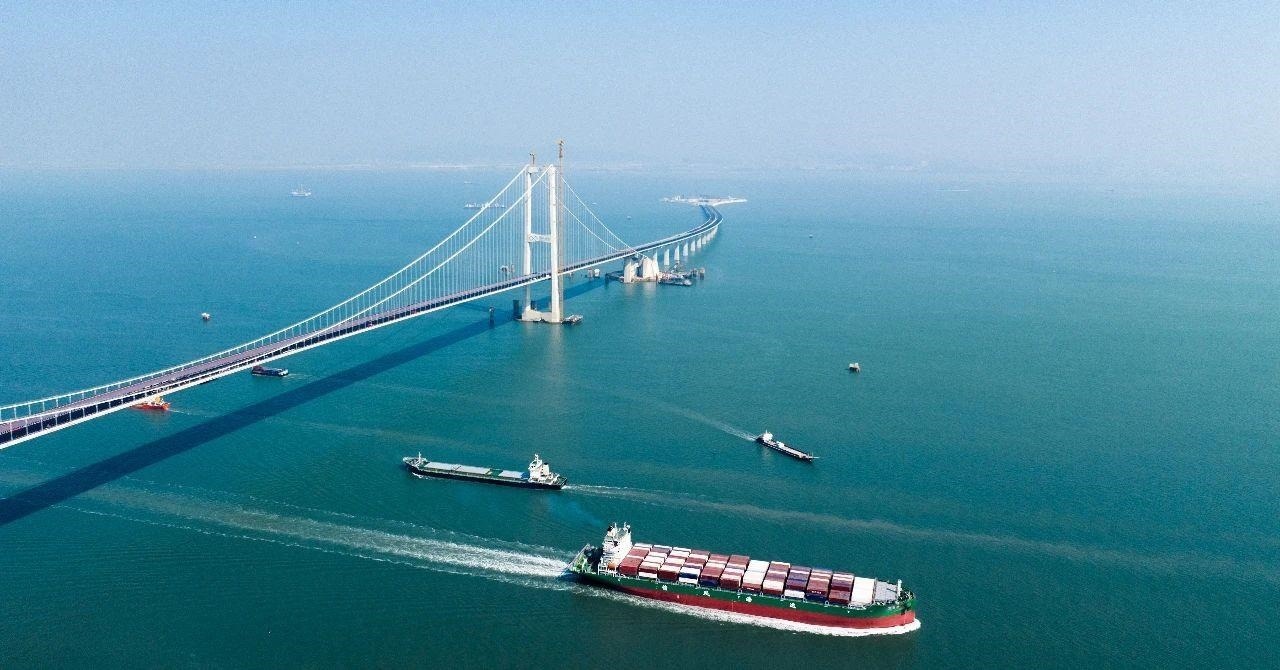 △2023年11月28日，國家重大工程深中通道海底沉管隧道貫通。