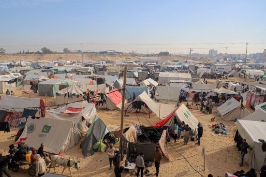  這是12月8日在加沙地帶南部城市拉法拍攝的臨時營地。新華社發(fā)（里澤克·阿卜杜勒賈瓦德攝）