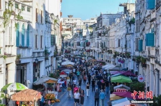 圖為?？隍T樓老街游客如織。 <a target='_blank' href='/' ><p align=