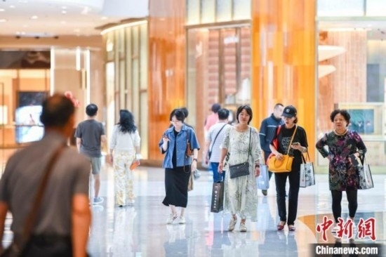 圖為顧客在cdf?？趪H免稅城內選購商品。<a target='_blank' href='/' ><p align=