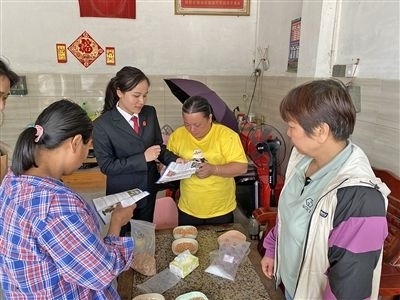  圖⑤：龍圩區(qū)法院法官到群眾家中開展法治宣傳。資料圖片