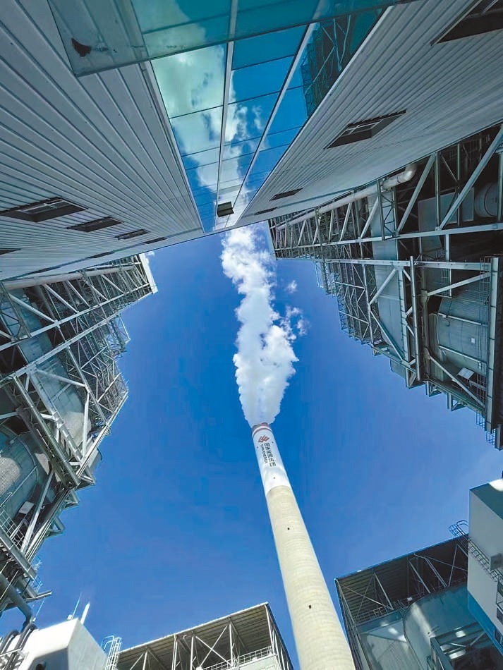  綠色低碳 近日，來自10余個國家的國際青年跟隨“世界青年能源行”活動走進國家能源集團江蘇泰州電廠。作為亞洲最大火電二氧化碳捕集、利用與封存項目，該項目每年可捕集消納二氧化碳50萬噸。 美國籍演員、主持人 史蒂文·韋德斯攝 “走在電廠里，體驗各種高科技，真切感受到中國在清潔能源方面發(fā)展迅速，許多技術(shù)走在了世界前列?！? /></p> <p style=