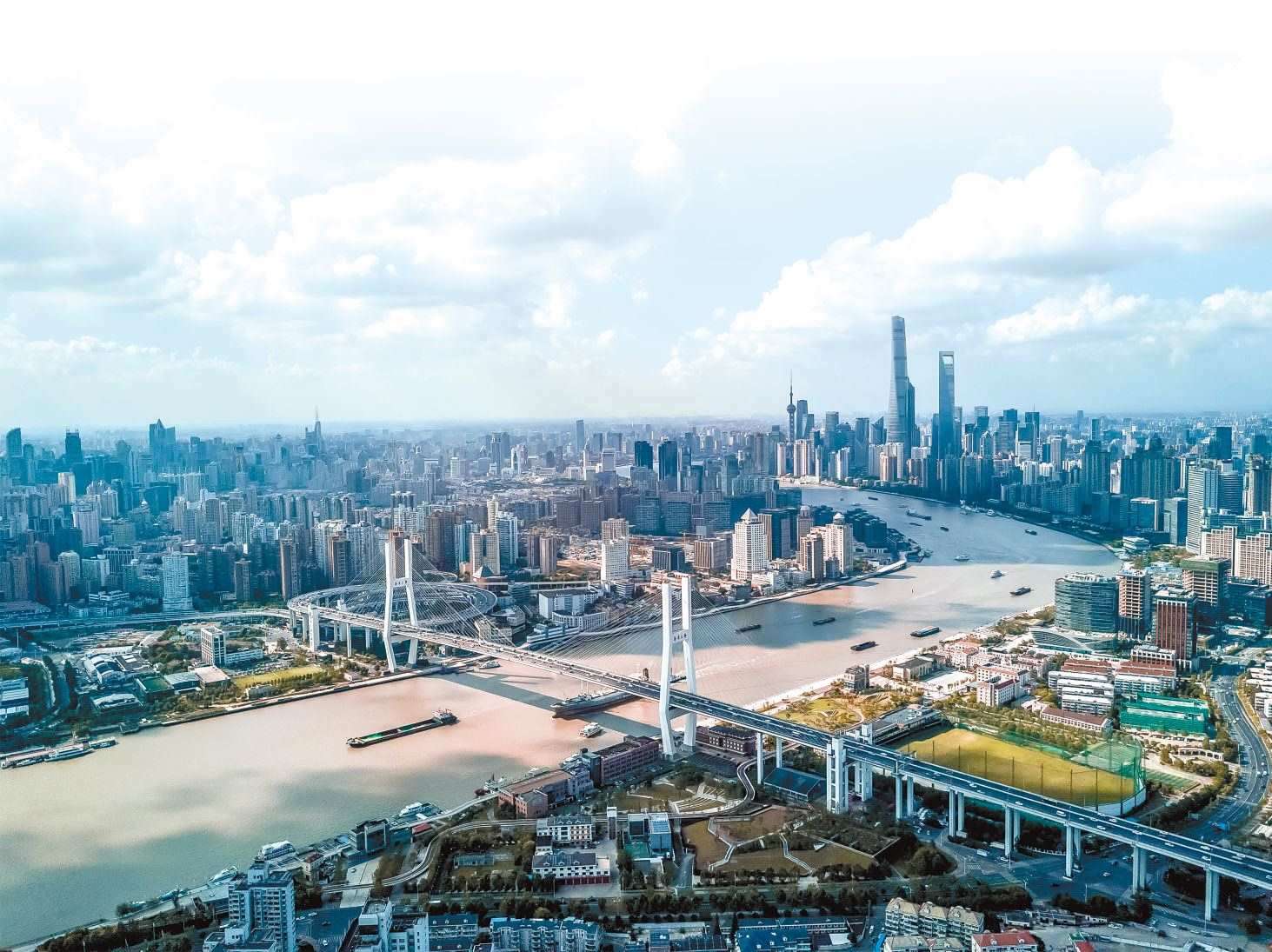  潮起東方 上海黃浦江兩岸高樓林立，風光無限。近年來，上海以開放創(chuàng)新之姿，謀劃推動高質(zhì)量發(fā)展，奮力開創(chuàng)長三角一體化新局面。 德國籍導演、建筑師、攝影師 馬克·西格蒙德攝 “起初，我被東方古國的悠久歷史文化吸引來到中國。在上海生活的10多年間，我見證了這座城市的發(fā)展歷程，也感受到它兼具傳統(tǒng)與現(xiàn)代的獨特魅力?！? /></p> <p style=