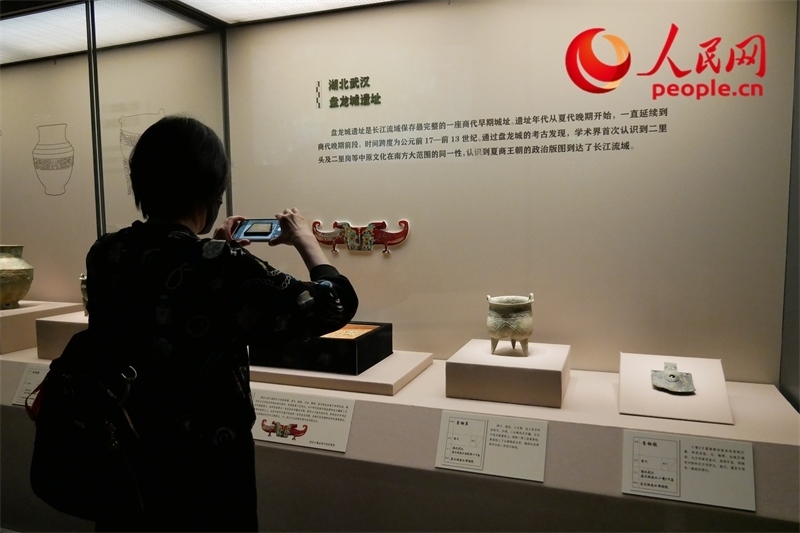 今年9月，觀眾正在參觀“鑒往知遠——新時代考古成果展”。人民網(wǎng)記者 韋衍行攝