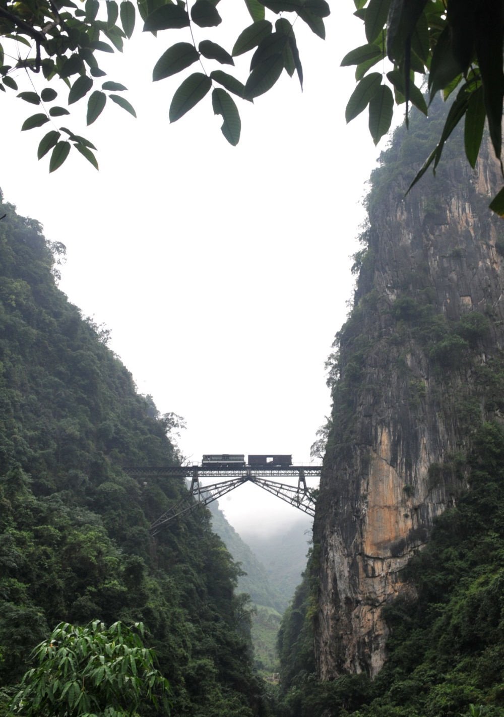 2009年6月1日，一列小火車從人字橋上通過。