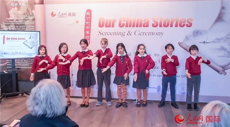 肯辛頓韋德預(yù)備學(xué)校小學(xué)生表演。人民網(wǎng) 郭錦標(biāo)攝