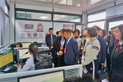  在昆明中院訴前調(diào)解工作室內(nèi)，代表們觀摩法官線上調(diào)解。