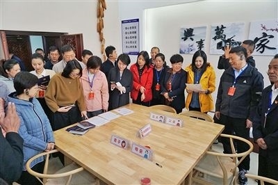  在劍川法院家事調(diào)解室內(nèi)，該院制作的《離婚證明書》引起了代表們的關(guān)注。