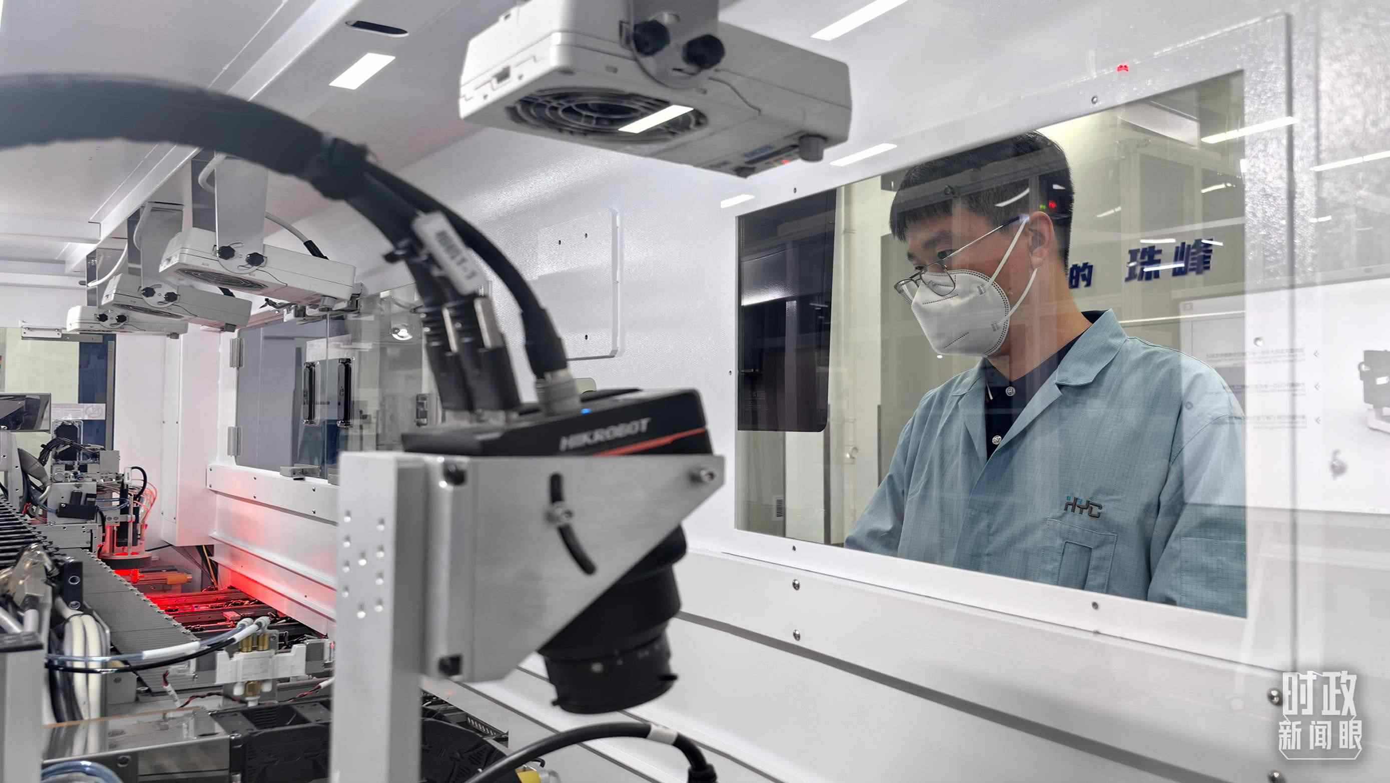 △蘇州華興源創(chuàng)科技股份有限公司員工正在研發(fā)車間內(nèi)進(jìn)行芯片測(cè)試。（總臺(tái)央廣記者潘毅拍攝）