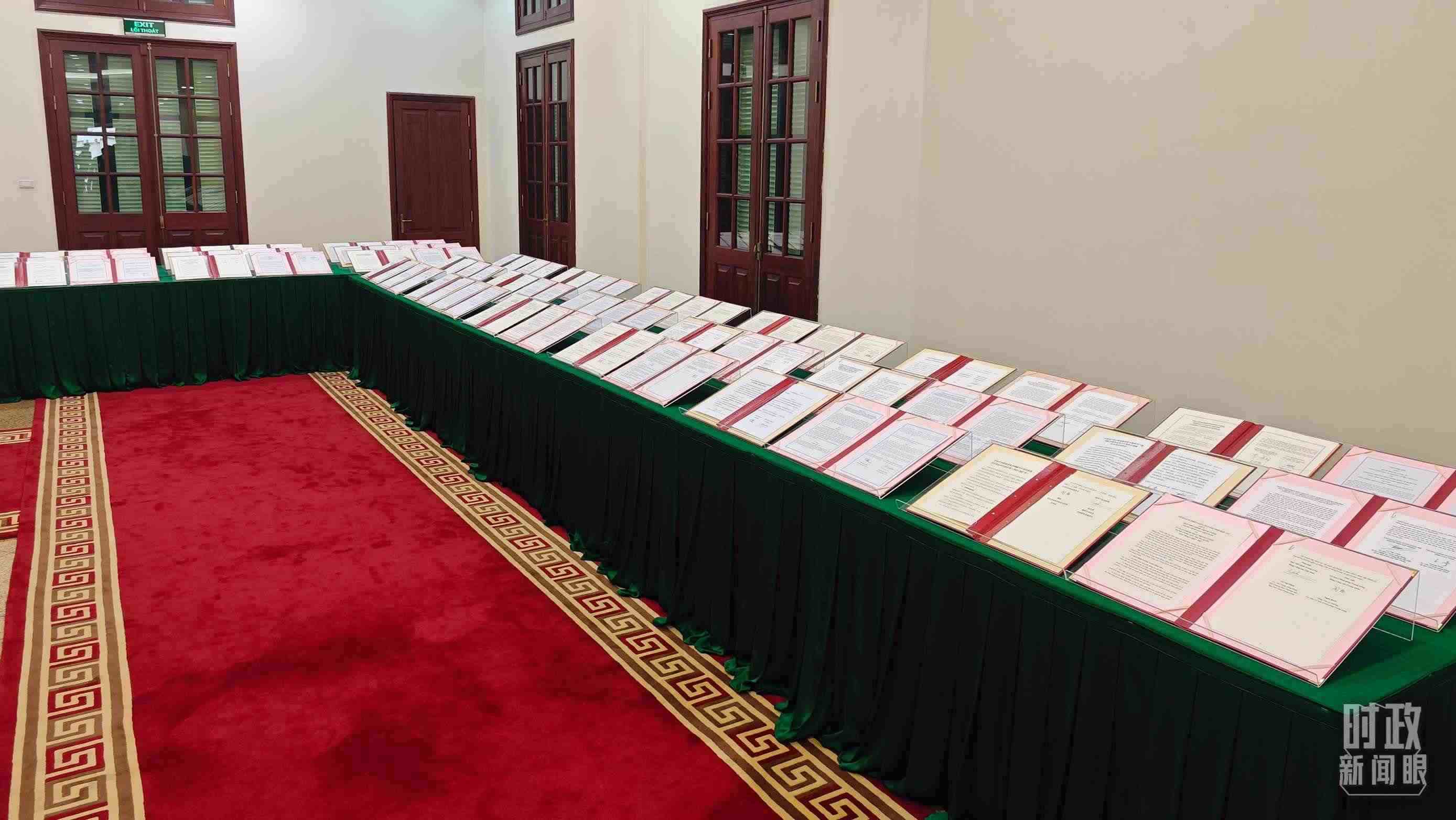 △會談后，兩黨總書記共同見證雙方簽署的雙邊合作文件展示，涵蓋共建“一帶一路”等30多個領(lǐng)域。（總臺央視記者耿小龍拍攝）