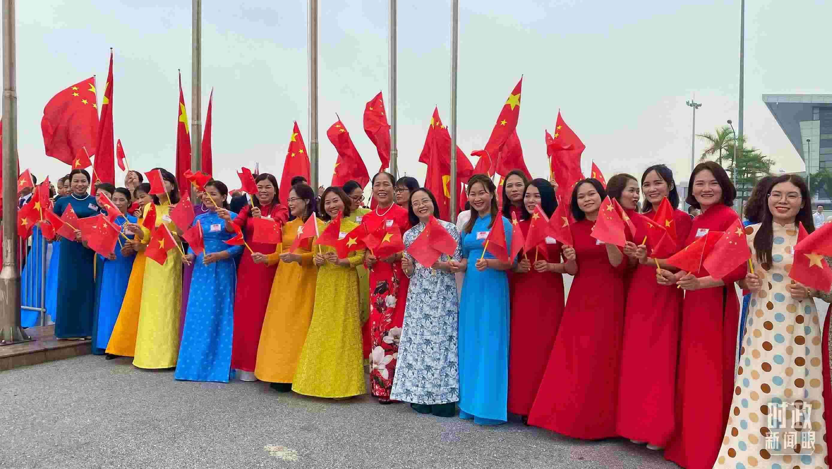 △專機(jī)抵達(dá)前，400多名中越各界代表手持兩黨兩國旗幟翹首以盼。（總臺央視記者李增仁拍攝）