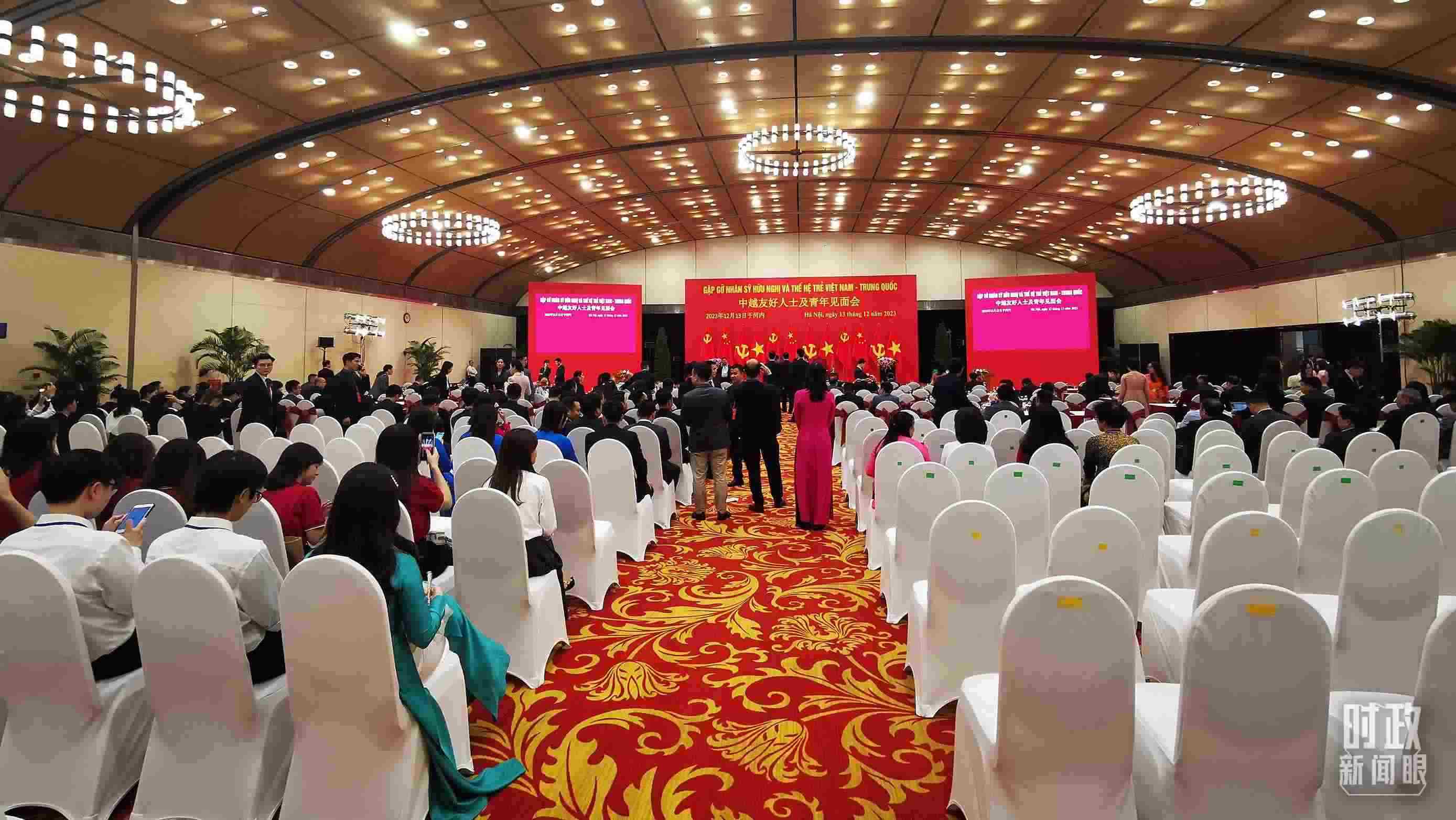 △習(xí)近平出席中越友好人士及青年見面會。這是見面會開始前的場景。（總臺央視記者荊偉拍攝）