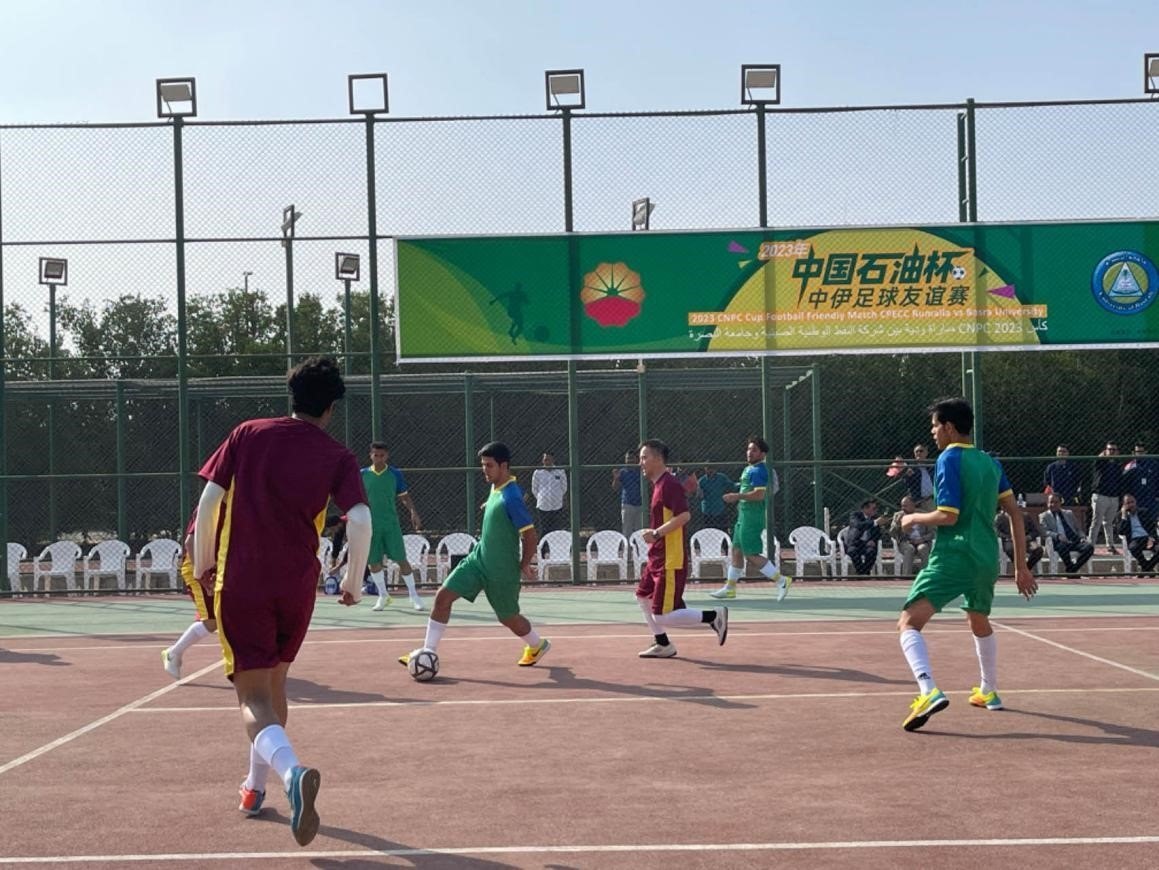 12月14日，中國石油（伊拉克）魯邁拉片區(qū)舉辦公共開放日和足球友誼賽。中國石油工程建設有限公司魯邁拉項目代表隊與巴士拉大學代表隊進行了比賽，巴士拉大學代表隊獲勝。文學軍攝