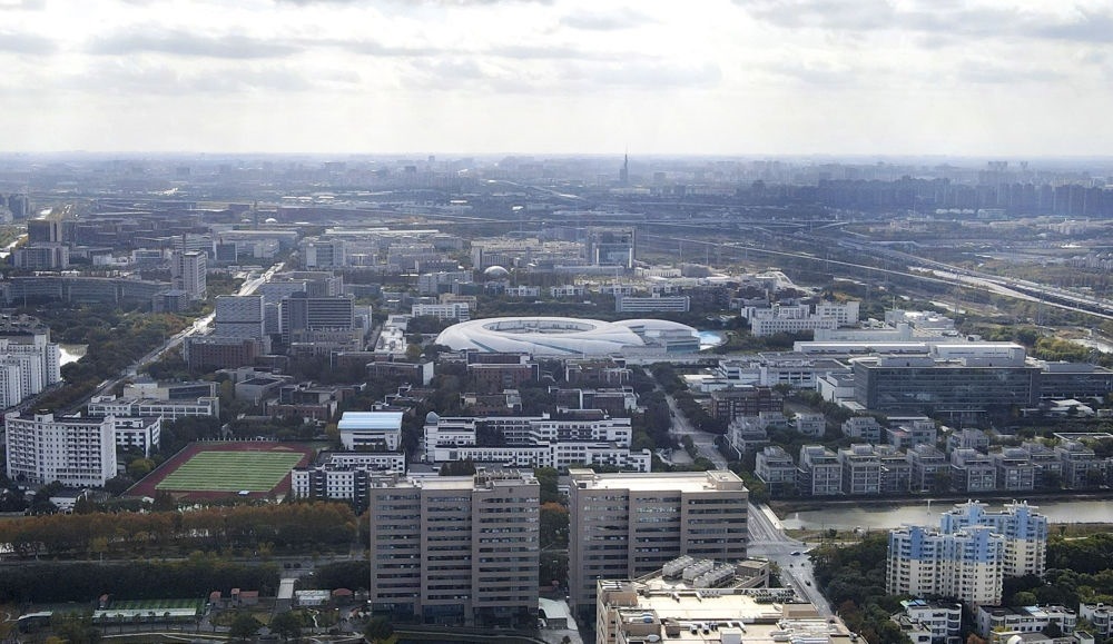 這是2023年11月25日在上海浦東新區(qū)張江科學城拍攝的形如鸚鵡螺的大科學裝置上海光源（中）（無人機照片）。新華社記者 方喆 攝