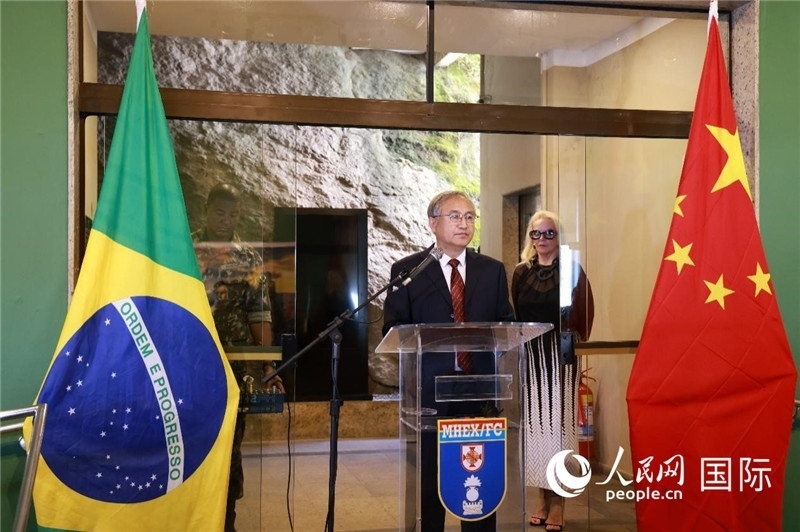 中國攝影家協會駐會副主席鄭更生在攝影展開幕式上致辭。 人民網記者 陳海琪攝