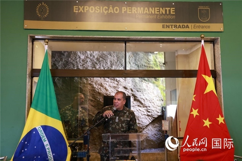 科帕卡瓦納要塞司令亞歷山大·羅伯托在攝影展開幕式上致辭。 人民網記者 陳海琪攝