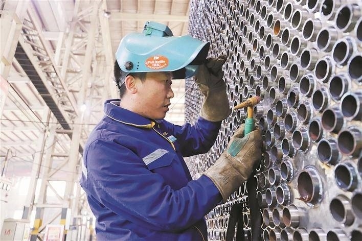 邵旭鵬在車間進行電焊作業(yè)。受訪者供圖