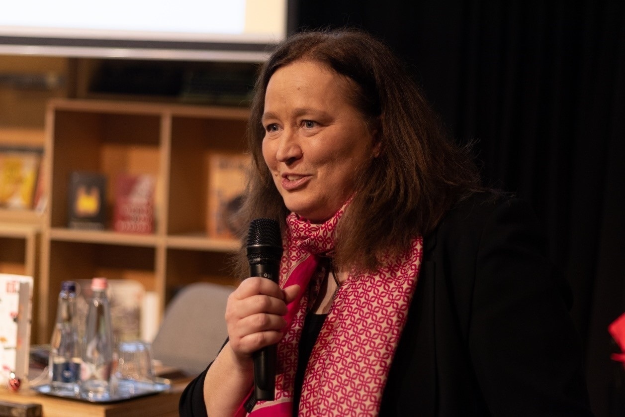 本書譯者宗博莉·克拉拉主持讀書分享會。摩爾多瓦尼·巴爾納巴斯攝