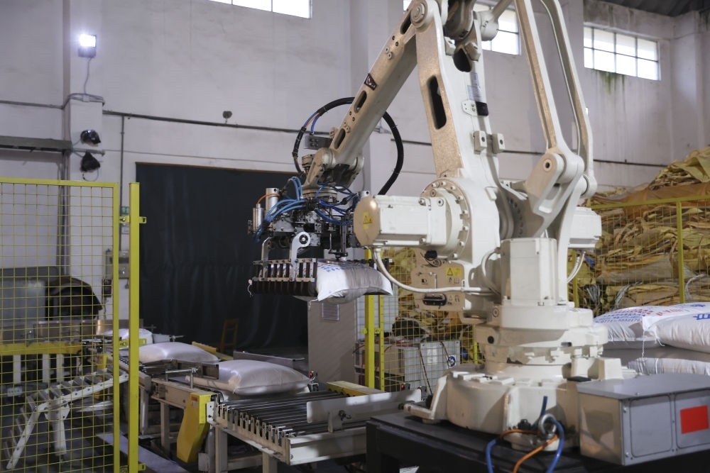 12月14日，在廣西來賓東糖鳳凰有限公司，機械臂在廠房碼放白砂糖成品。