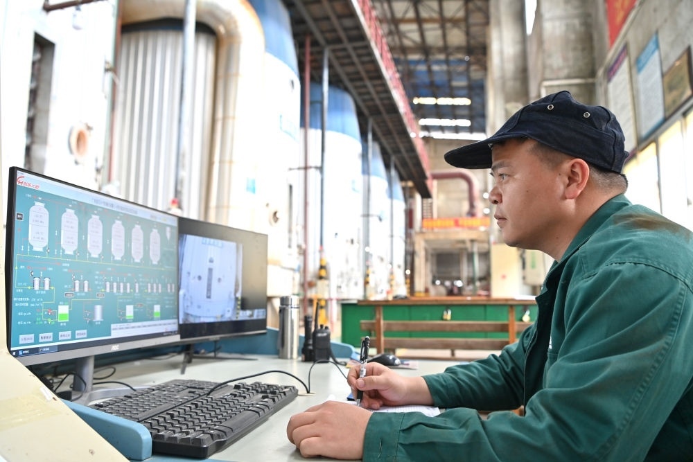 12月12日，工作人員在廣西來賓小平陽湘桂制糖有限公司監(jiān)控蒸發(fā)系統(tǒng)。