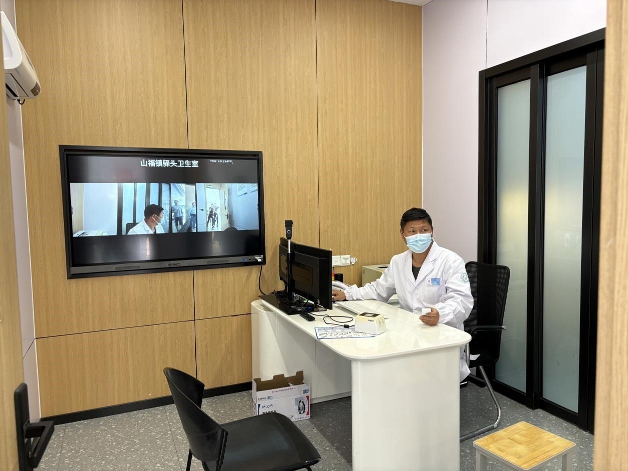 　　村里的值班醫(yī)生在線上連接三甲醫(yī)院的醫(yī)生對(duì)患者進(jìn)行會(huì)診。