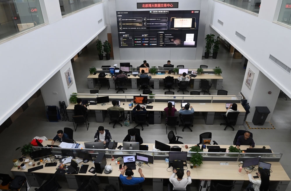 中國—東盟信息港員工在工作中。