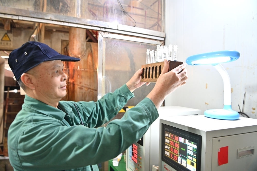 12月12日，廣西來賓小平陽湘桂制糖有限公司的工作人員在檢測糖漿樣品。