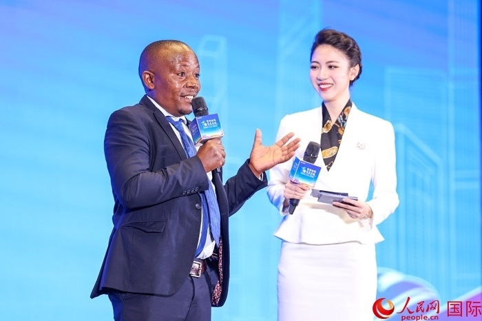 來自烏干達(dá)坎帕拉—恩德培機(jī)場(chǎng)高速公路項(xiàng)目的赫爾曼（左）被評(píng)為中國交建共建“一帶一路”最美外籍建設(shè)者之一。人民網(wǎng)記者 趙益普攝